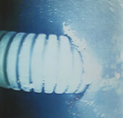 Elektrokabel durchdringt ein Ablaufrohr