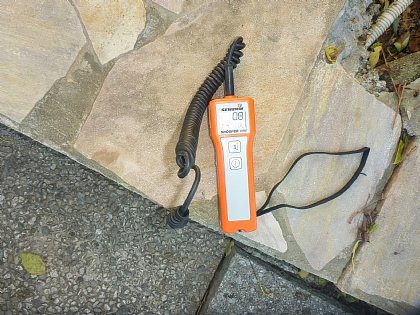 Spürgasaustritt oberhalb einer Düsenleitung