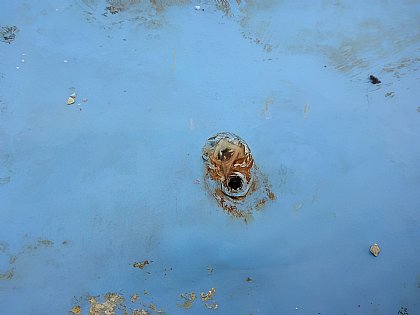 Loch einer Schraube in der Folie geortet