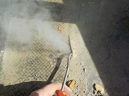 Rauchaustritt aus einer undichten Folie