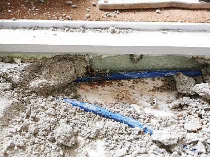 Leitung unter Türstock